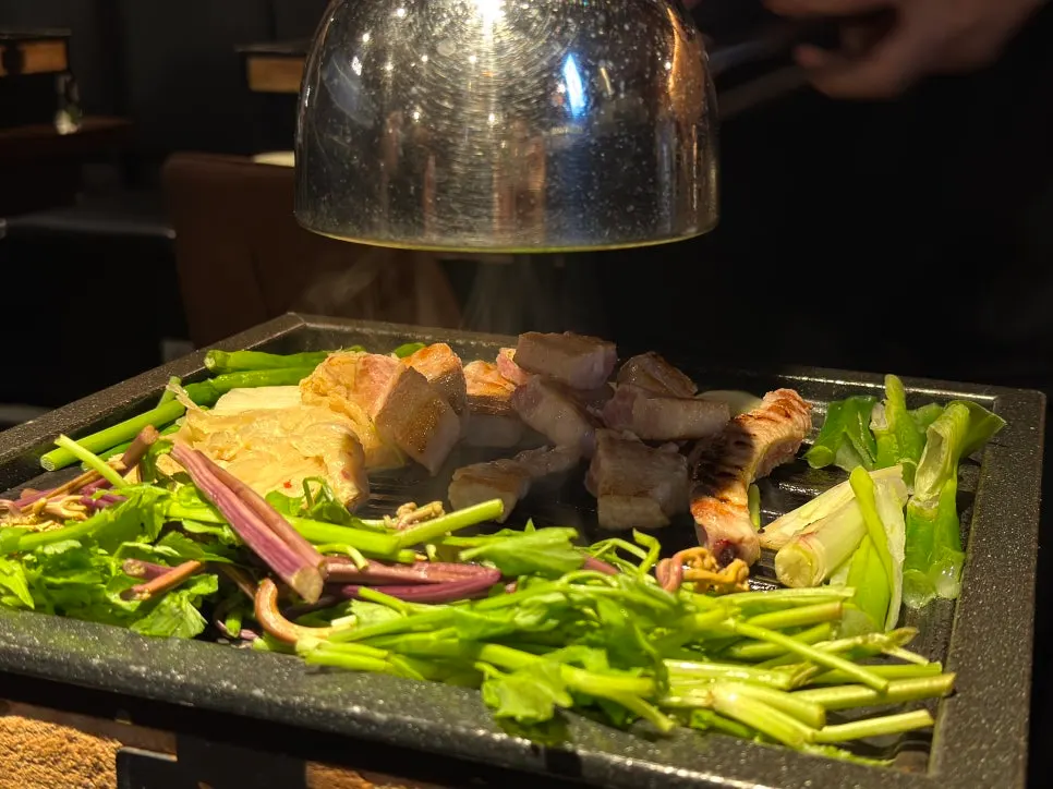 店員が焼く骨付きカルビサムギョプサル