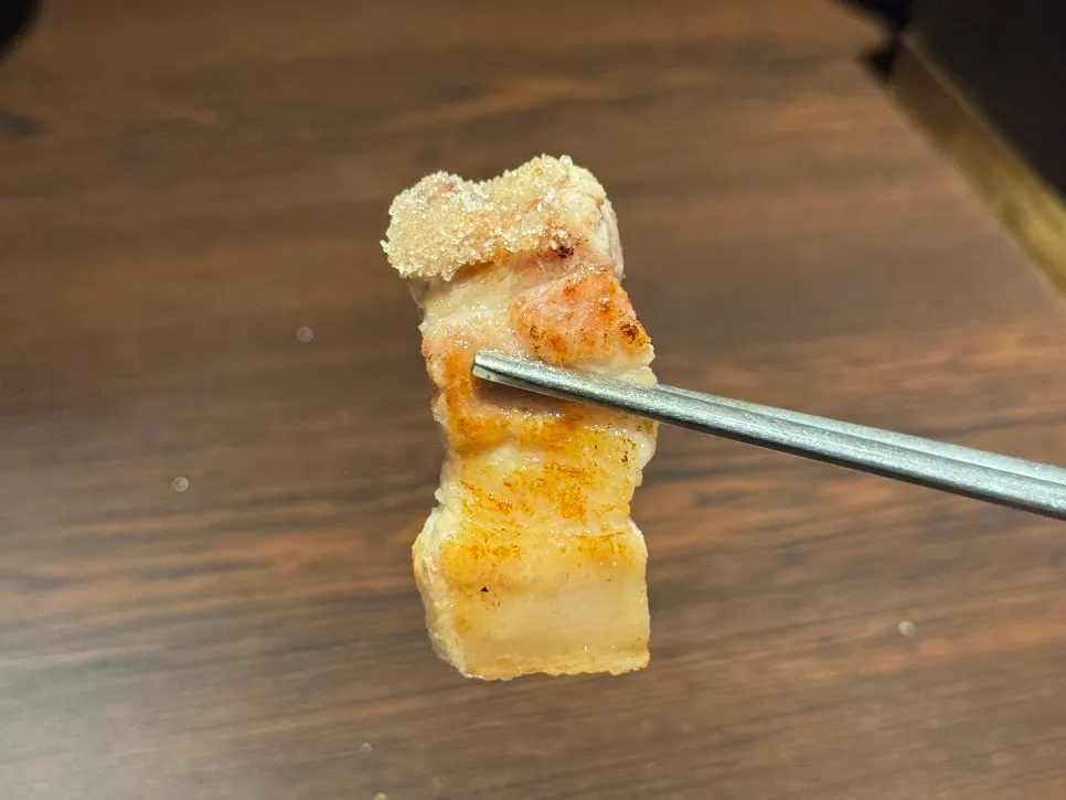 ピンクソルトにつけたカルビサムギョプサル