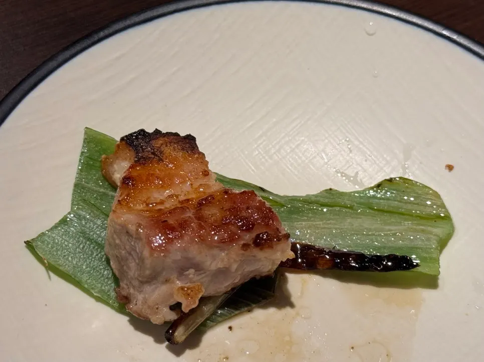 醤油ソースに入れた焼きネギ