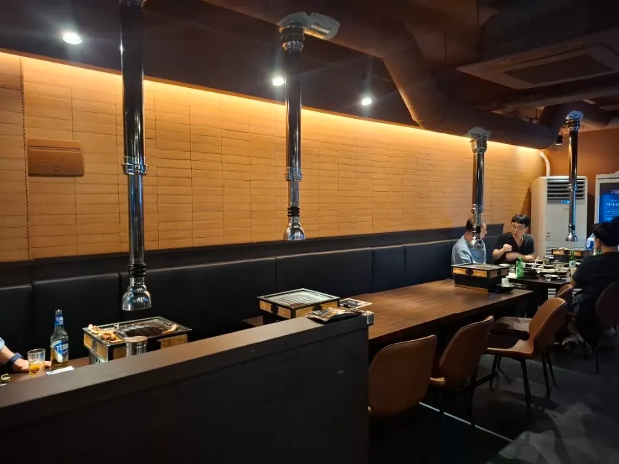기운 강남역 본점 입구와 간판