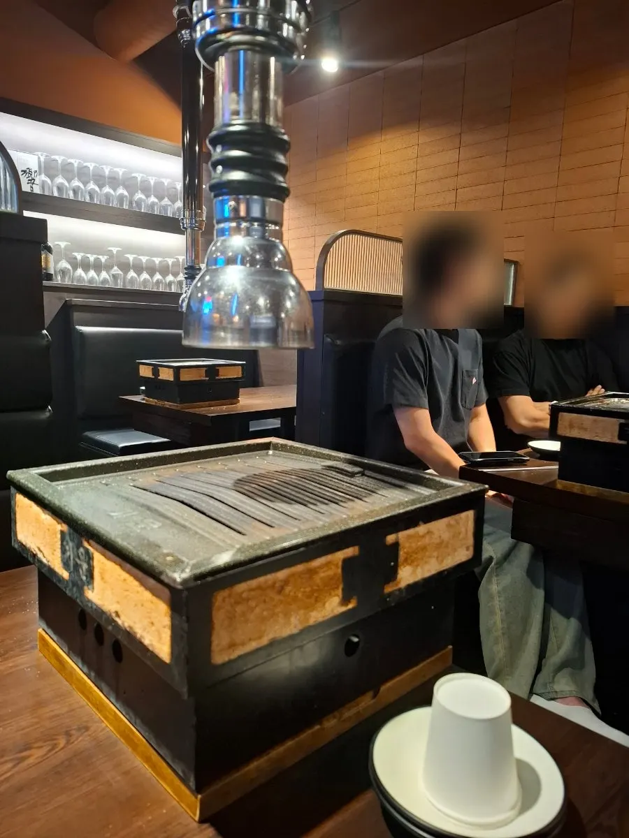 비장탄 숯을 담은 기운 숯불화로