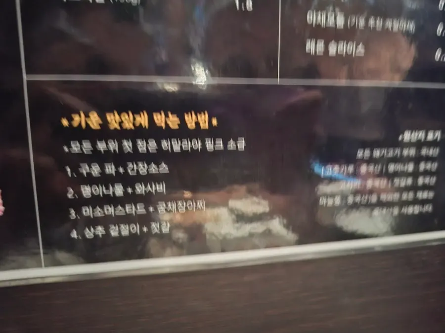 테이블에 세팅된 황토 숯불화로