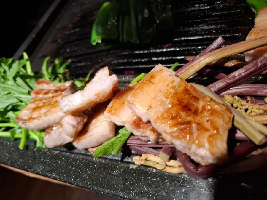 화로 위에 올려진 갈비삼겹