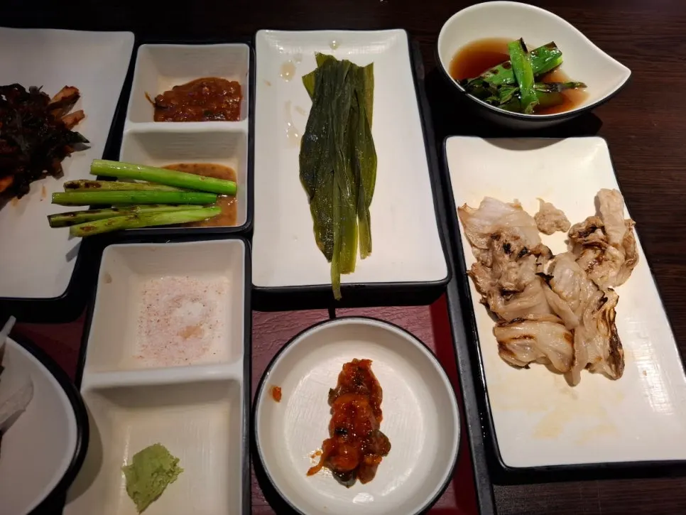 화로에서 함께 구워지는 대파와 꽈리고추