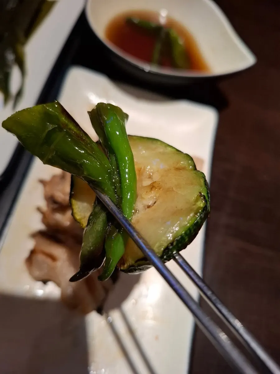 구운 애호박과 남은 고기 한 점