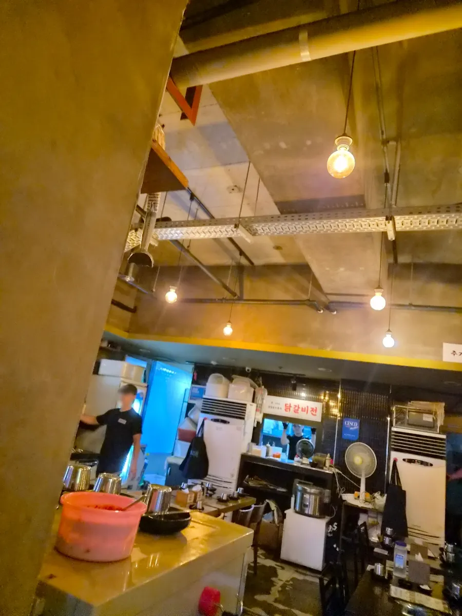 치즈를 묻혀 먹는 닭갈비 한 점
