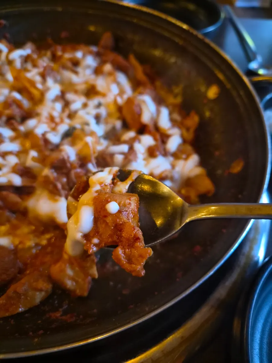 치즈닭갈비와 함께 차려진 상