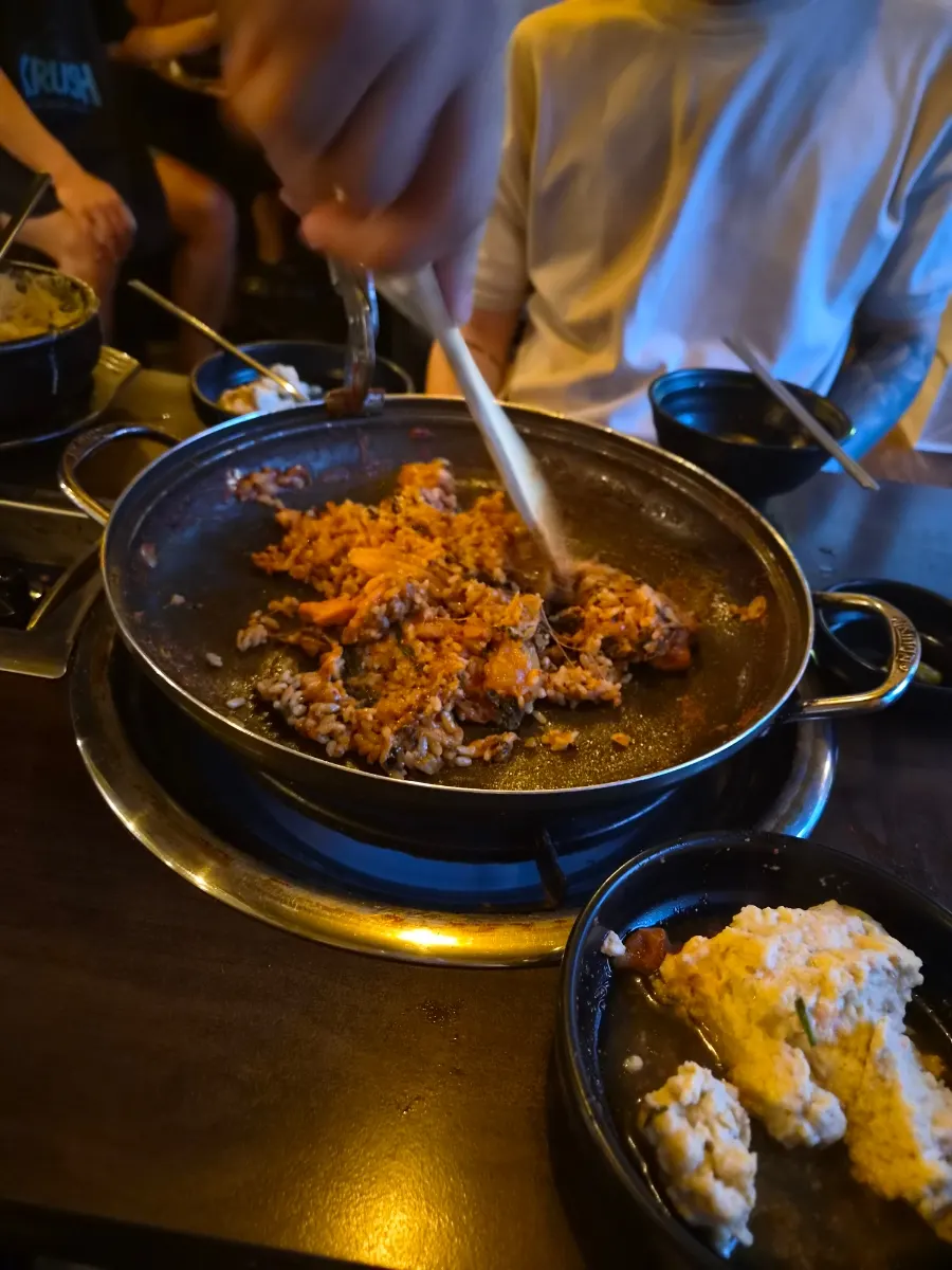 철판에서 볶아지는 닭갈비 볶음밥