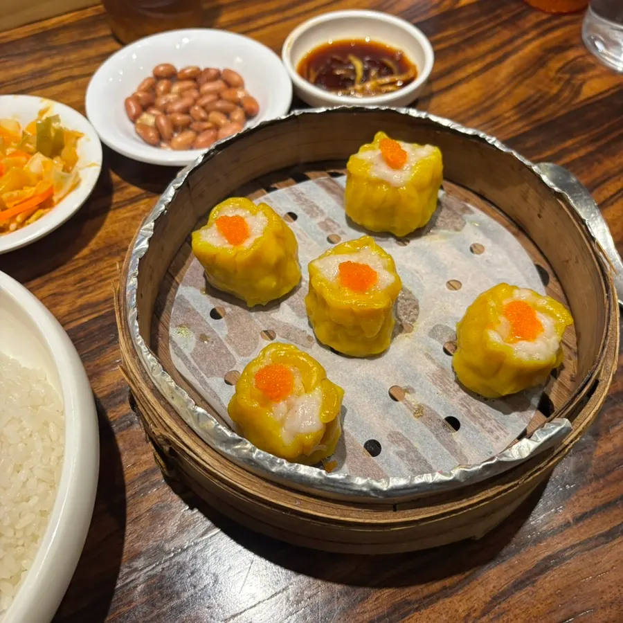 Five pieces of shumai on one plate