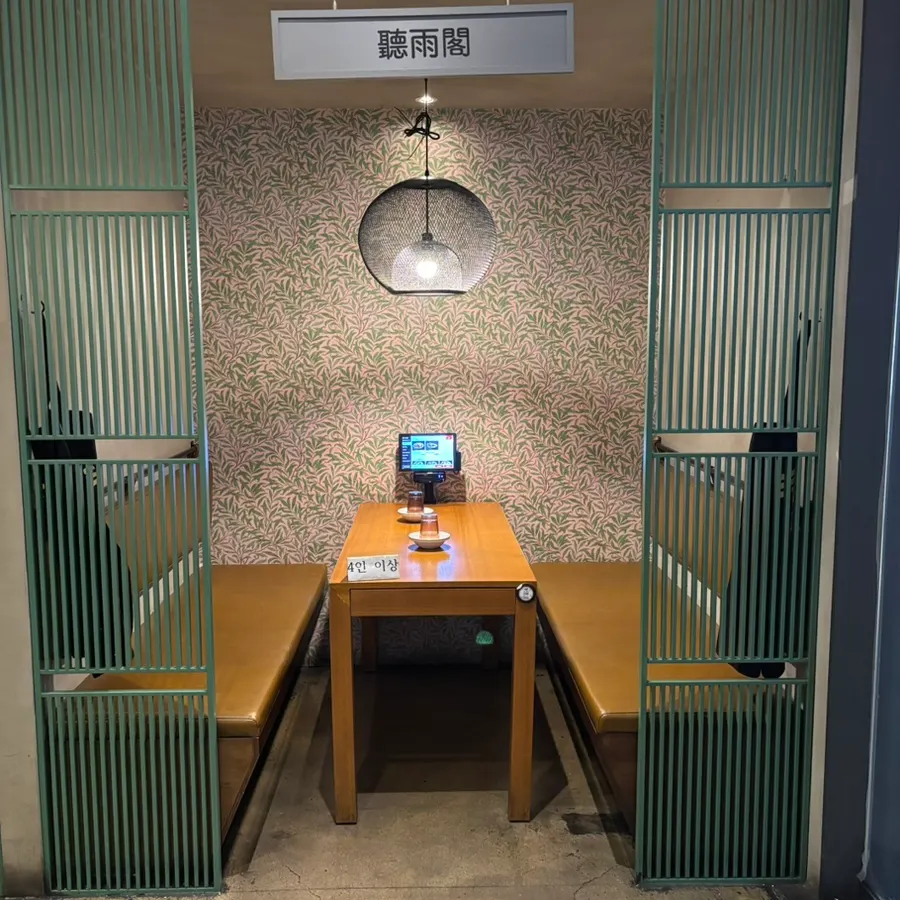 Interior view of Sinbok Myeongwan, a Chinese restaurant near Gangnam Station