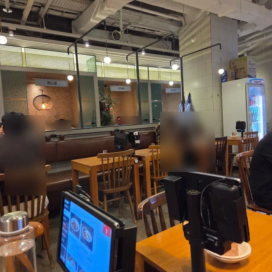 Single seat at Sinbok Myeongwan facing the window