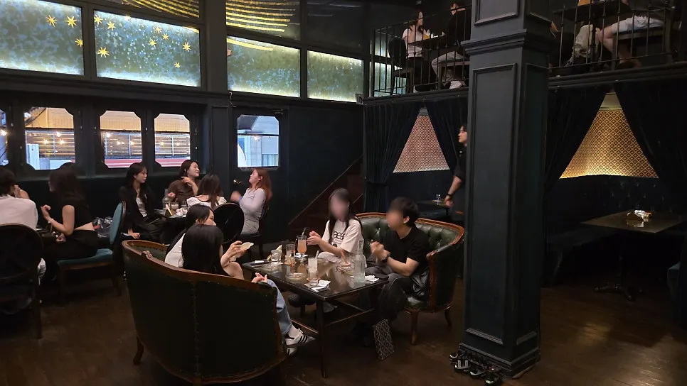 강남역 한복판에서 만난 색다른 바 분위기
