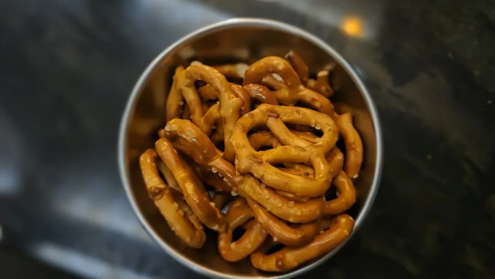 다채롭게 차려진 어글리 테이블 세팅