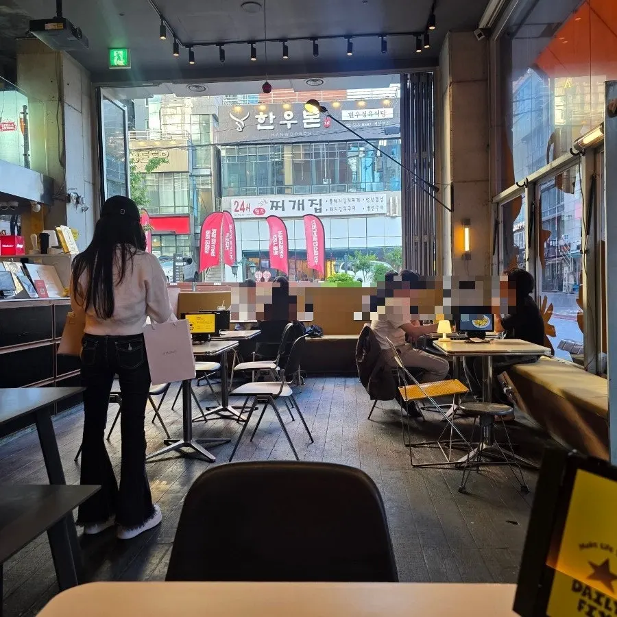 Tables and windows at Daily Fix Gangnam Main Branch