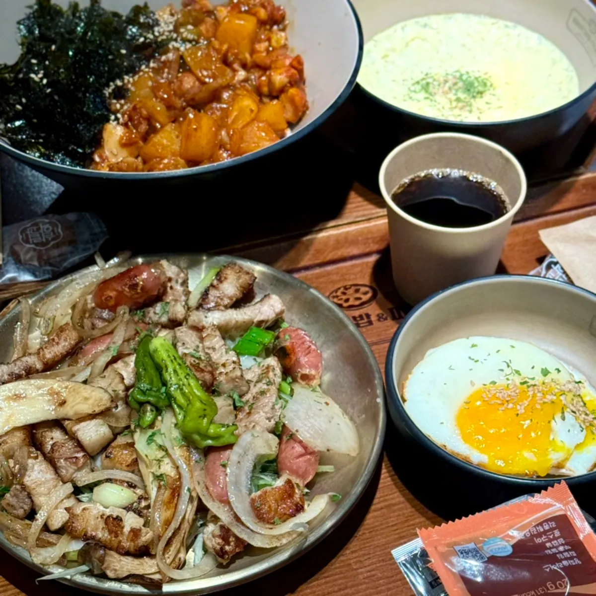 닭갈비 덮밥과 1인 고기정식 두 사람 점심 한 상