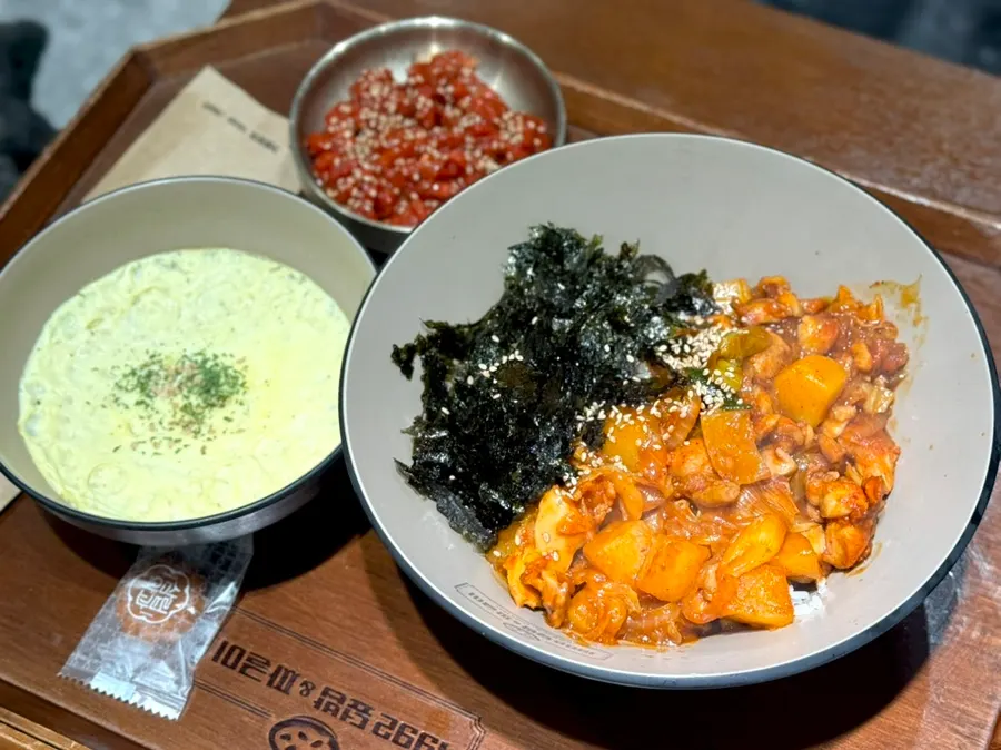 육회를 추가한 닭갈비 덮밥 상차림