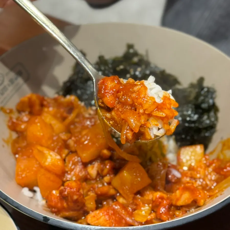 큼지막한 그릇에 담긴 닭갈비 덮밥