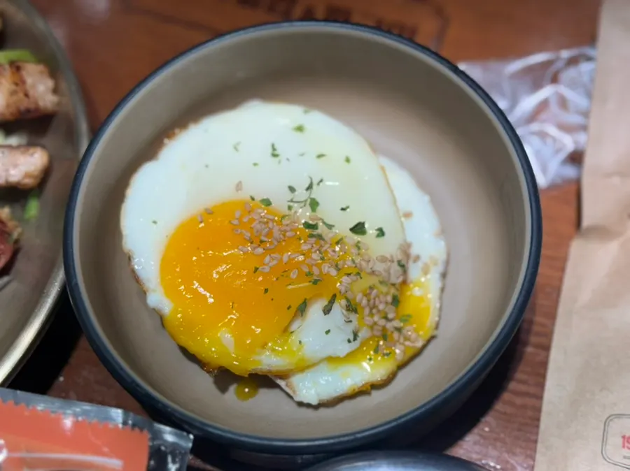 반숙으로 나온 계란후라이 2개