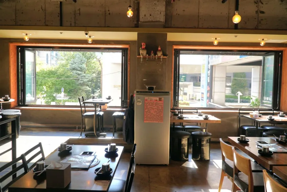 Table seating atmosphere inside Dakgalbijeon Gangnam Branch