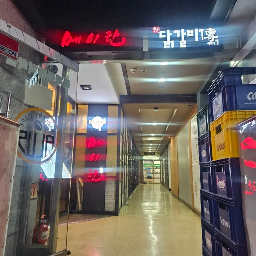 Area around the entrance of Dakgalbijeon Gangnam Branch
