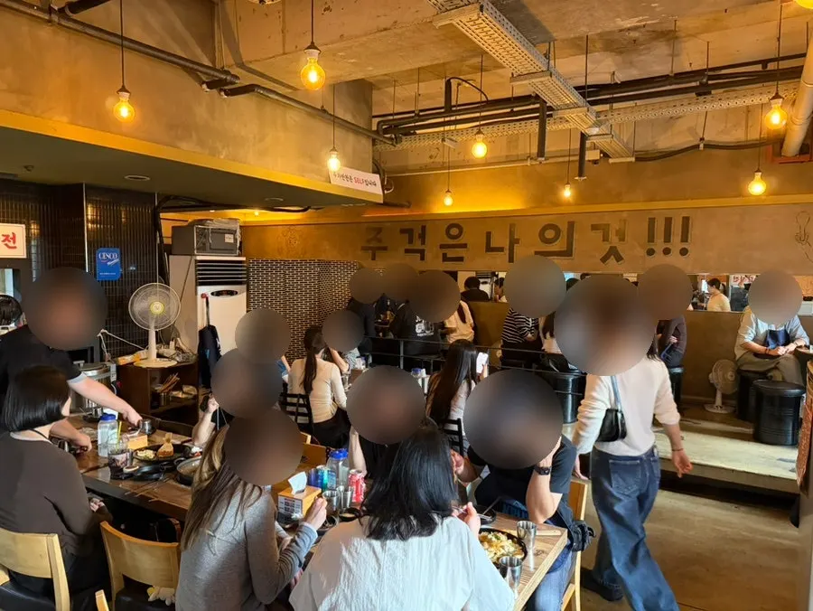 Interior of Dakgalbijeon Gangnam Branch full of customers