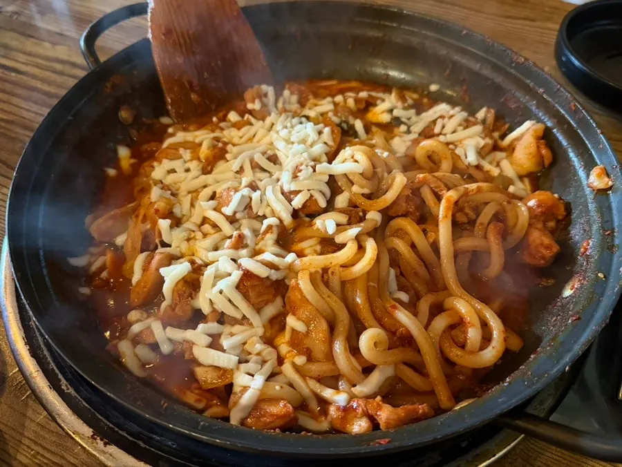 Griddle with gamssachidak for two and added udon noodles
