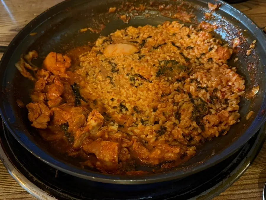 Fish roe fried rice stir-fried by staff