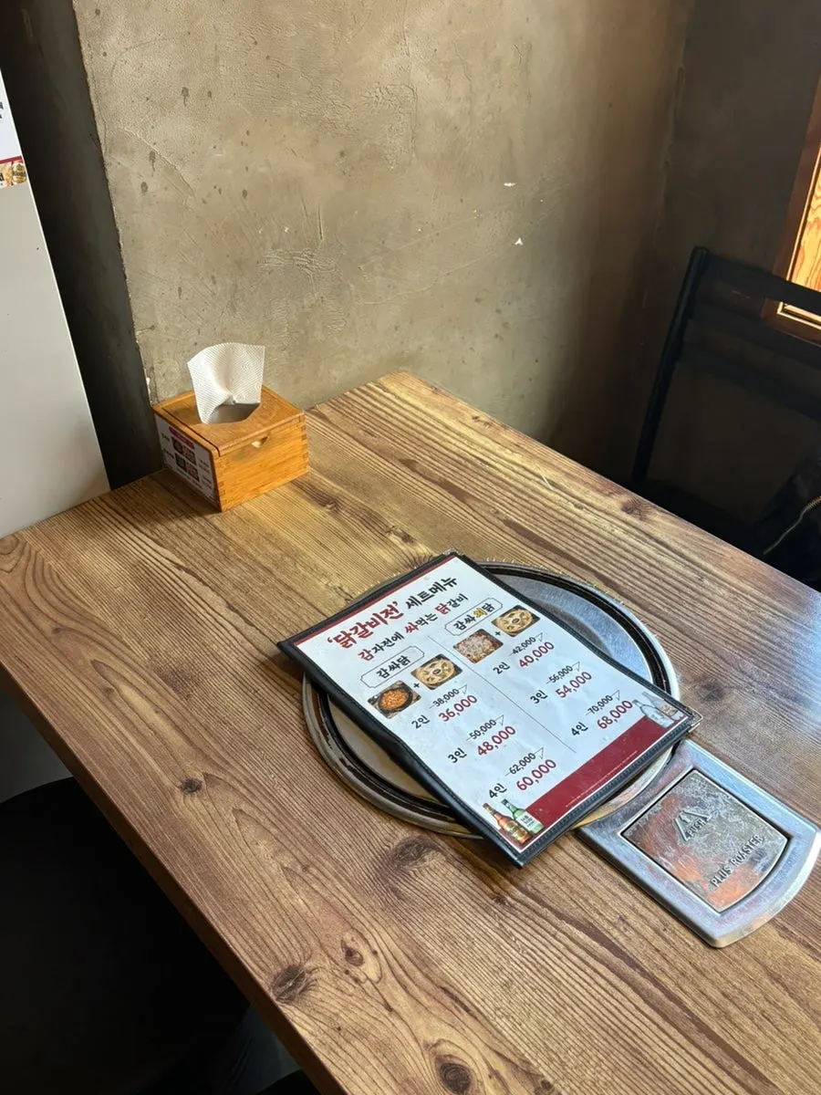 닭갈비전 강남점 매장 내부 통로