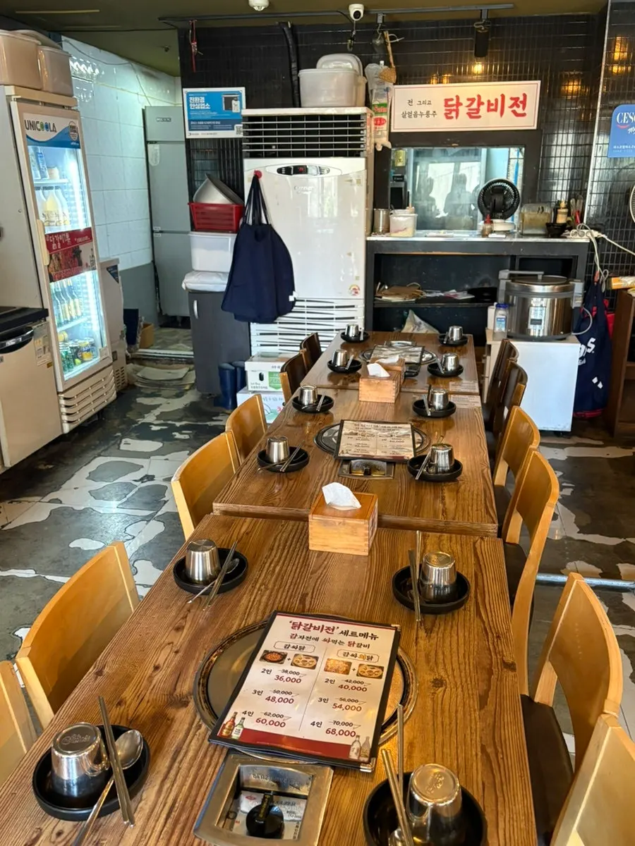 캐주얼한 분위기의 닭갈비전 강남점 홀