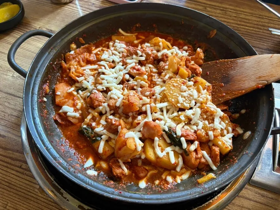 철판에 나온 치즈닭갈비 2인분