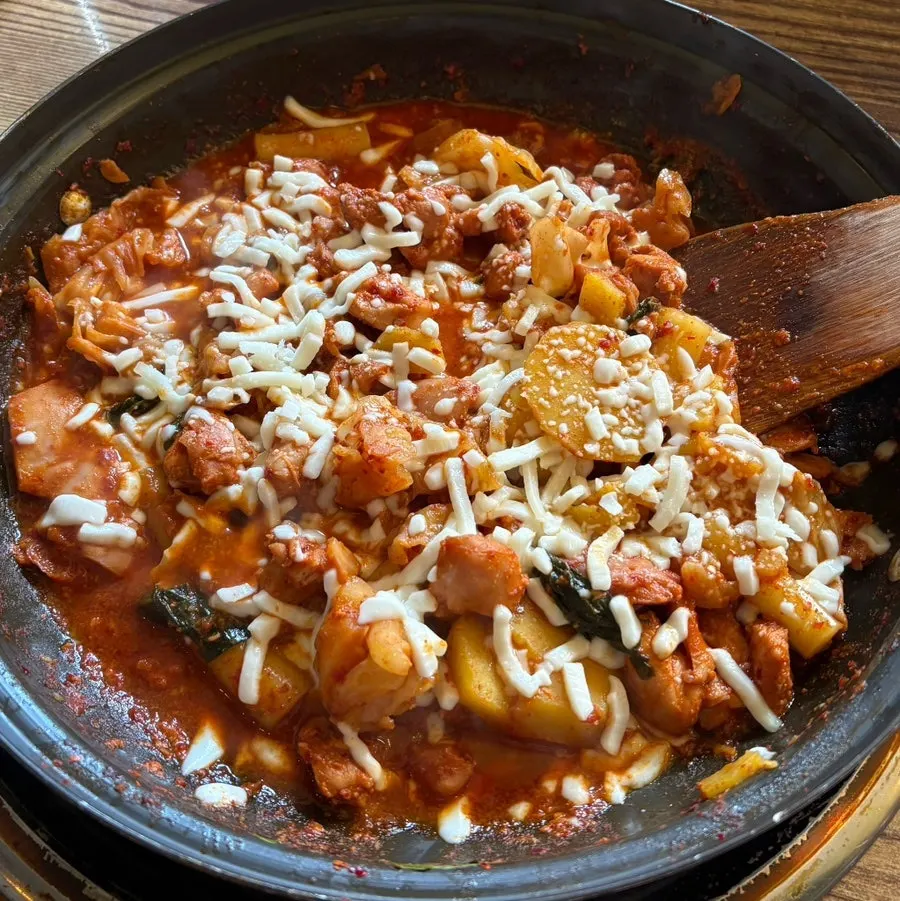 고구마사리와 밀떡사리가 올라간 치즈닭갈비