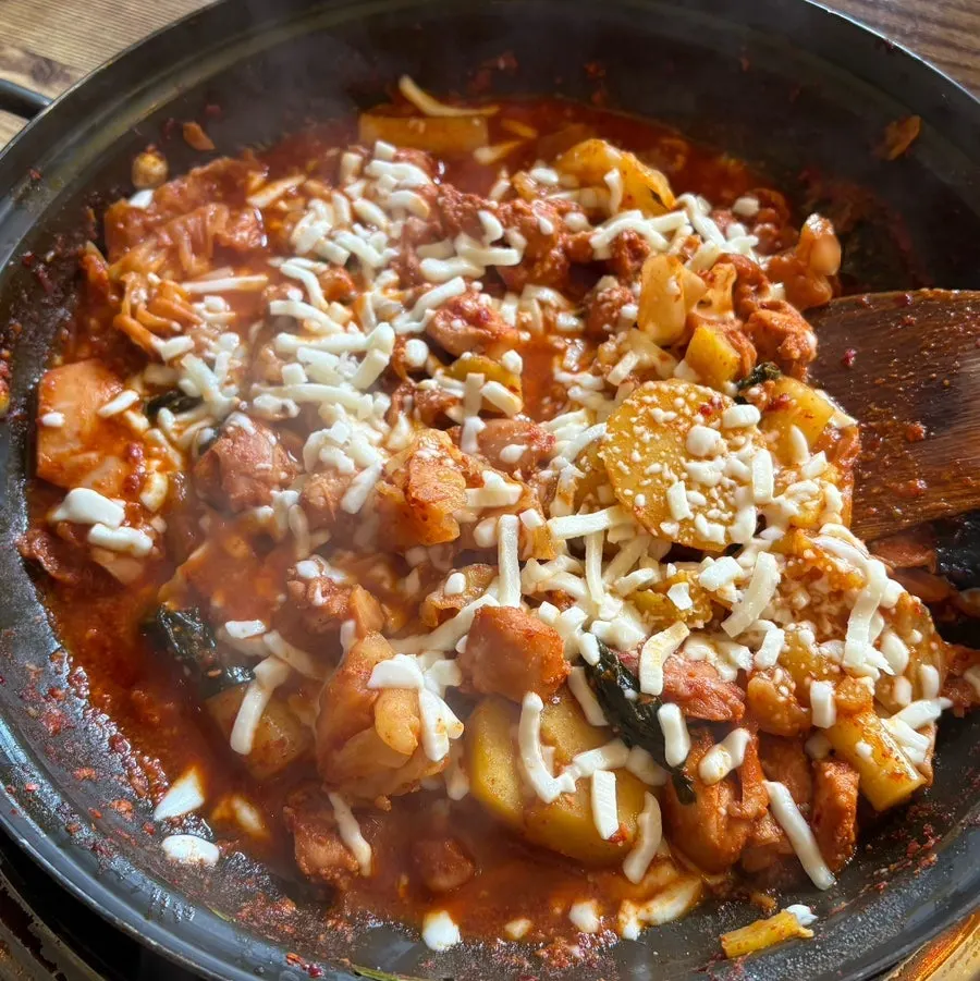 빨간 양념이 입혀진 닭갈비 클로즈업