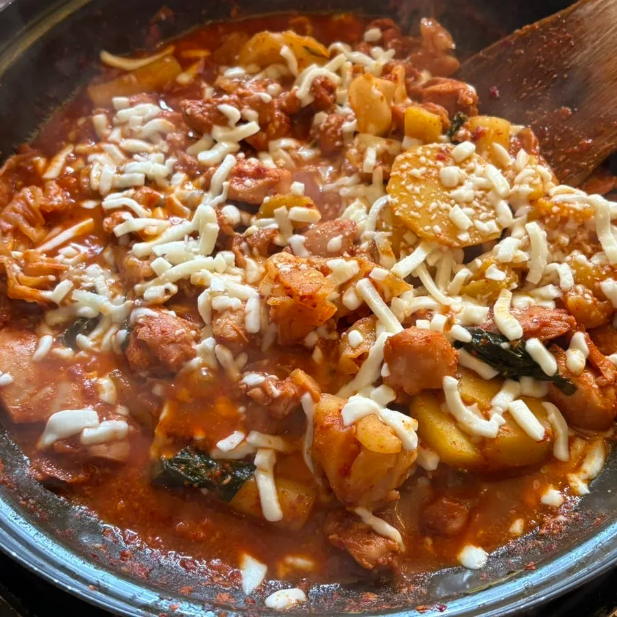 녹은 치즈에 찍어 먹는 닭갈비