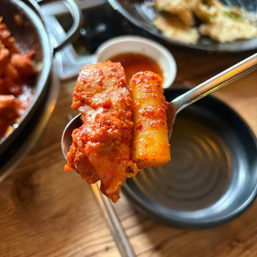 부드럽게 익은 닭갈비 한 점