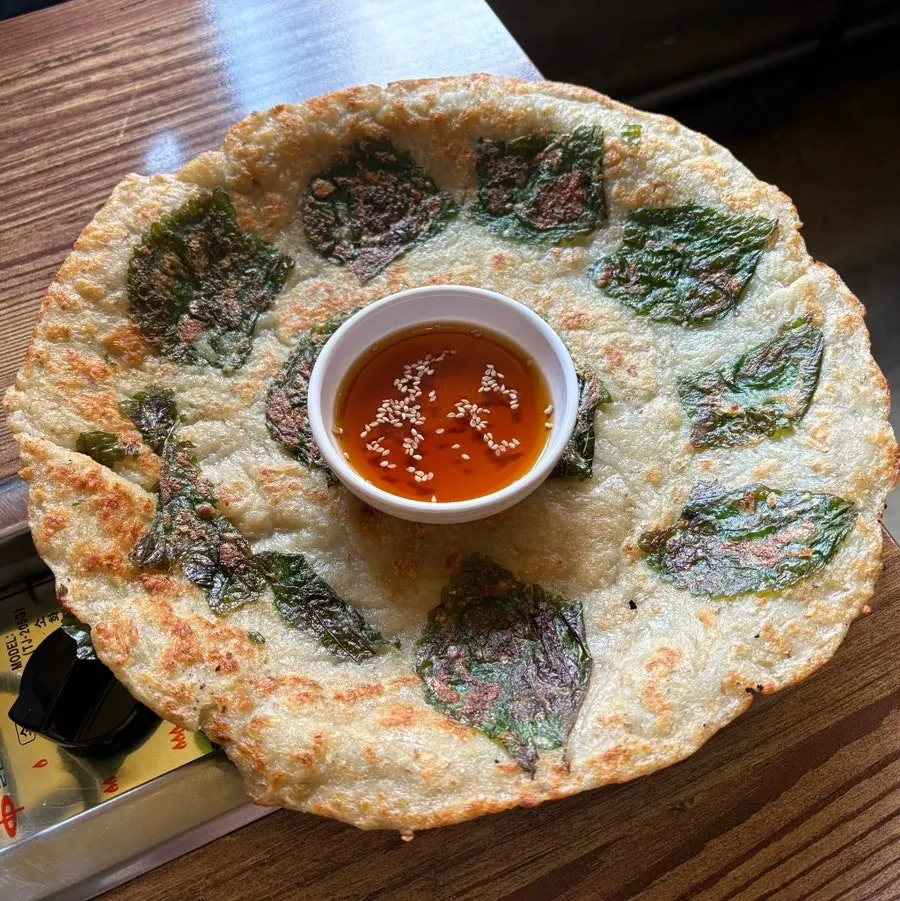 깻잎이 올라간 얇은 깻잎감자전