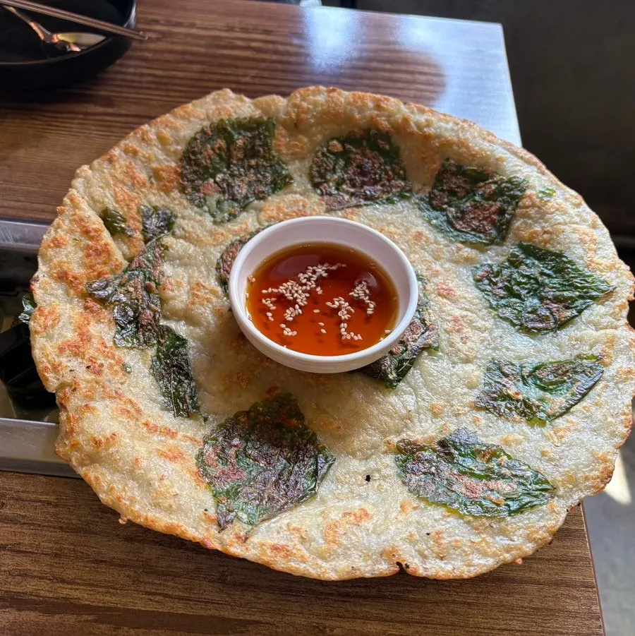 바삭하게 부쳐진 감자전 접시