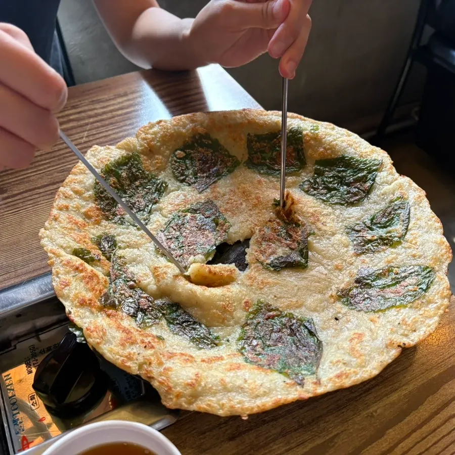 감자전 위에 올린 치즈닭갈비