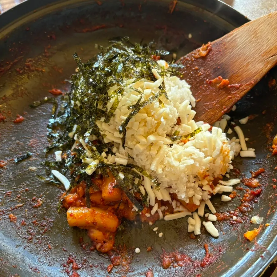 철판에 볶기 전 치즈볶음밥 재료