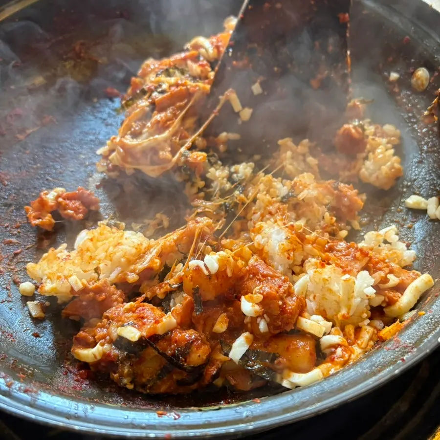 남은 닭갈비 양념에 볶는 볶음밥
