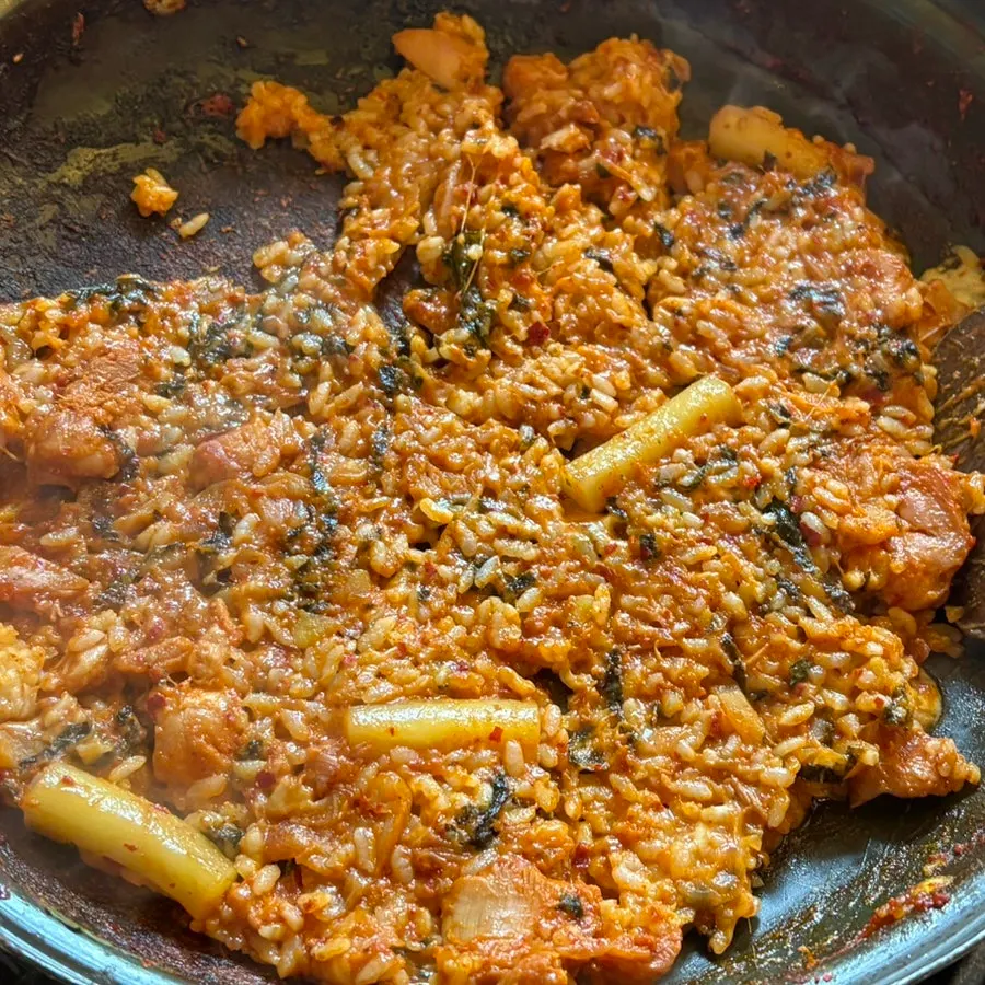 치즈를 올려 볶는 볶음밥