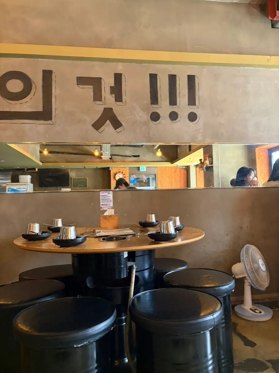 Seating and dining hall atmosphere at Dakgalbijeon Gangnam Branch