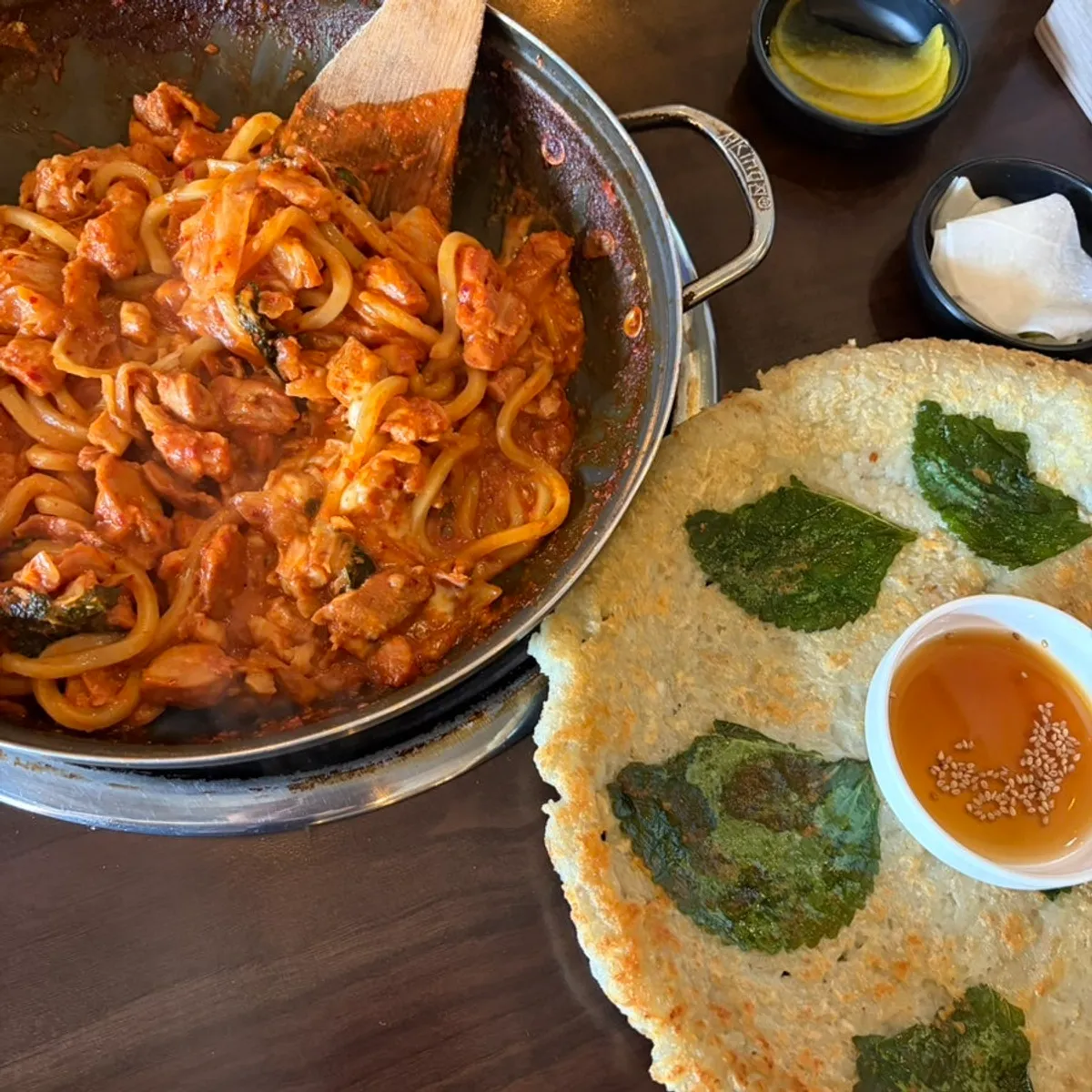 A full spread of gamssachidak served on a hot plate