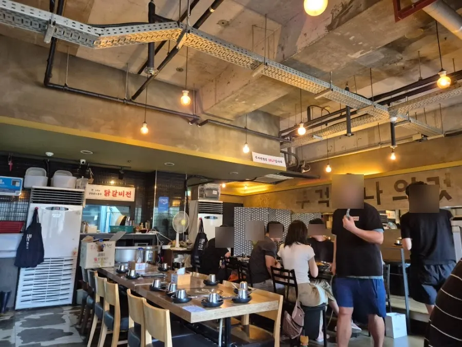 강남디오빌 2층 닭갈비전 넓은 홀 좌석