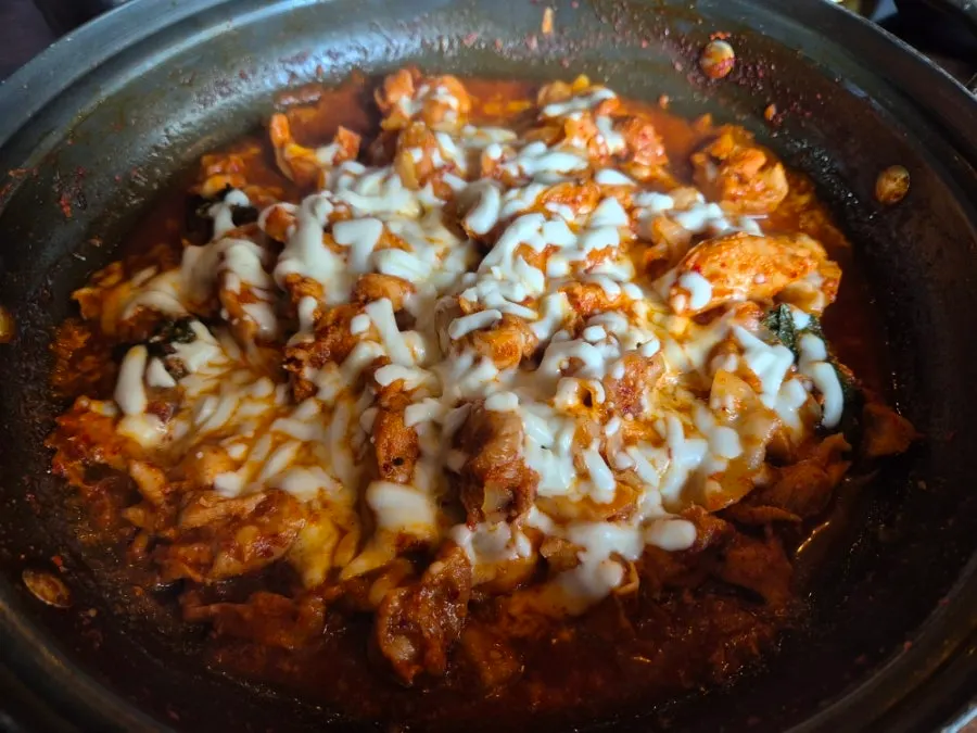 치즈가 올라간 감싸치닭 2인 상차림