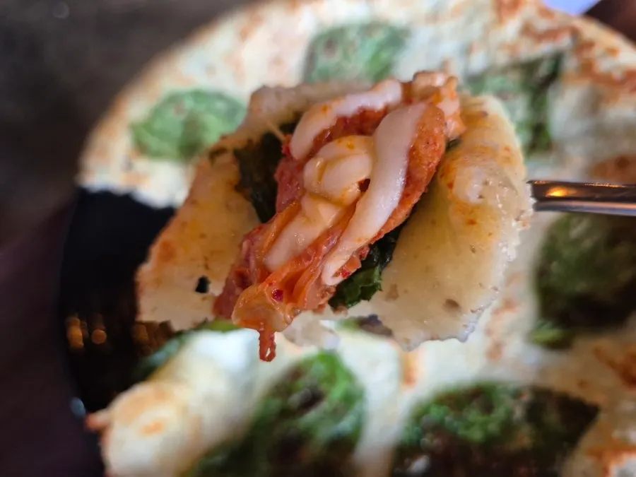 깻잎감자전에 닭갈비를 올린 모습