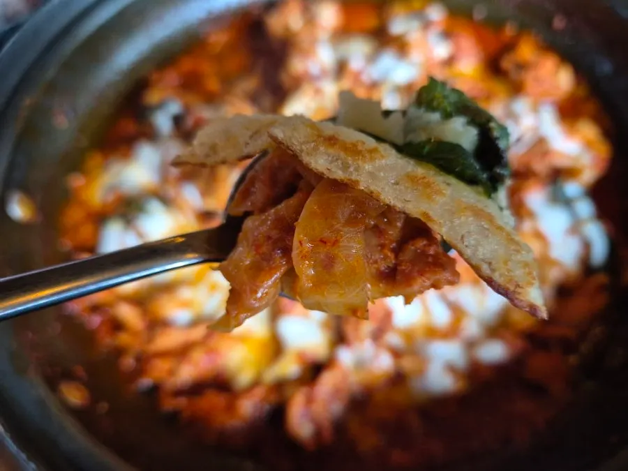 감자전에 싸 먹는 치즈닭갈비 한입