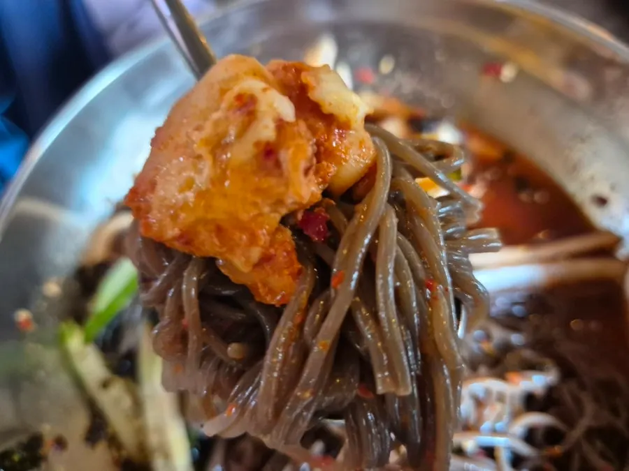 닭갈비와 비빔막국수를 함께 놓은 테이블