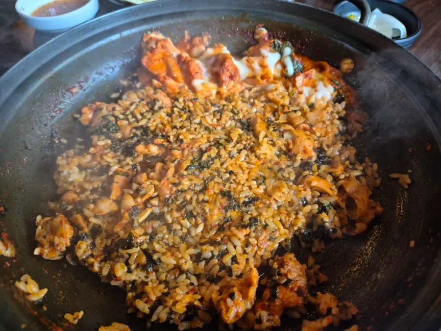 철판에 볶기 전 볶음밥 재료