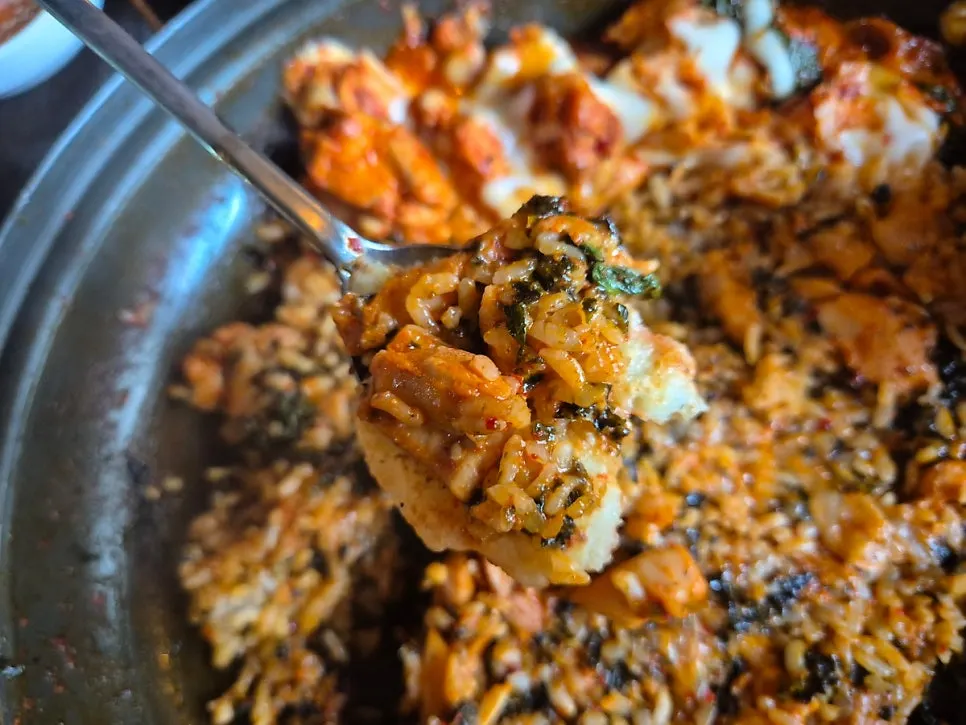 닭갈비 소스에 비벼진 볶음밥