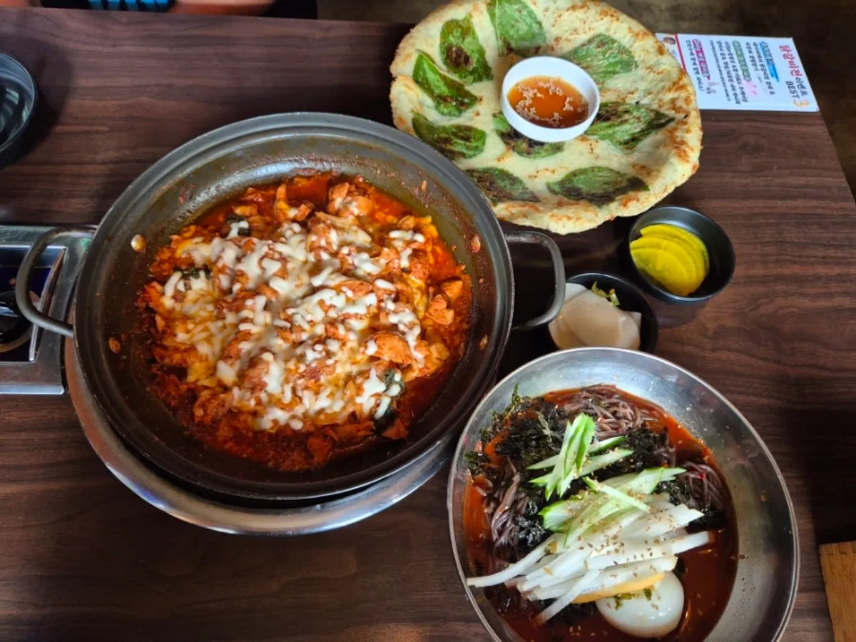 치즈닭갈비와 감자전이 놓인 식사 테이블